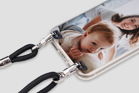 Dettaglio di una cover con tracolla personalizzata con la foto di una mamma e il suo bambino