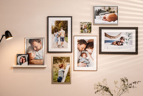 Sei poster personalizzati con foto di famiglia con cornice inclusa, appesi a una parete