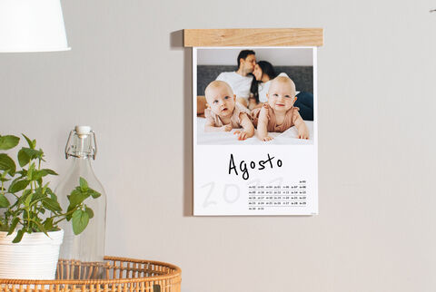 Calendario da parete personalizzato con la foto di una famiglia e supporto in legno