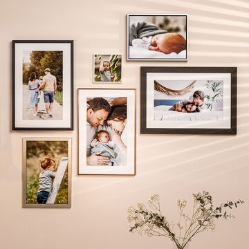 Sei poster personalizzati con foto di famiglia con cornice inclusa, appesi a una parete