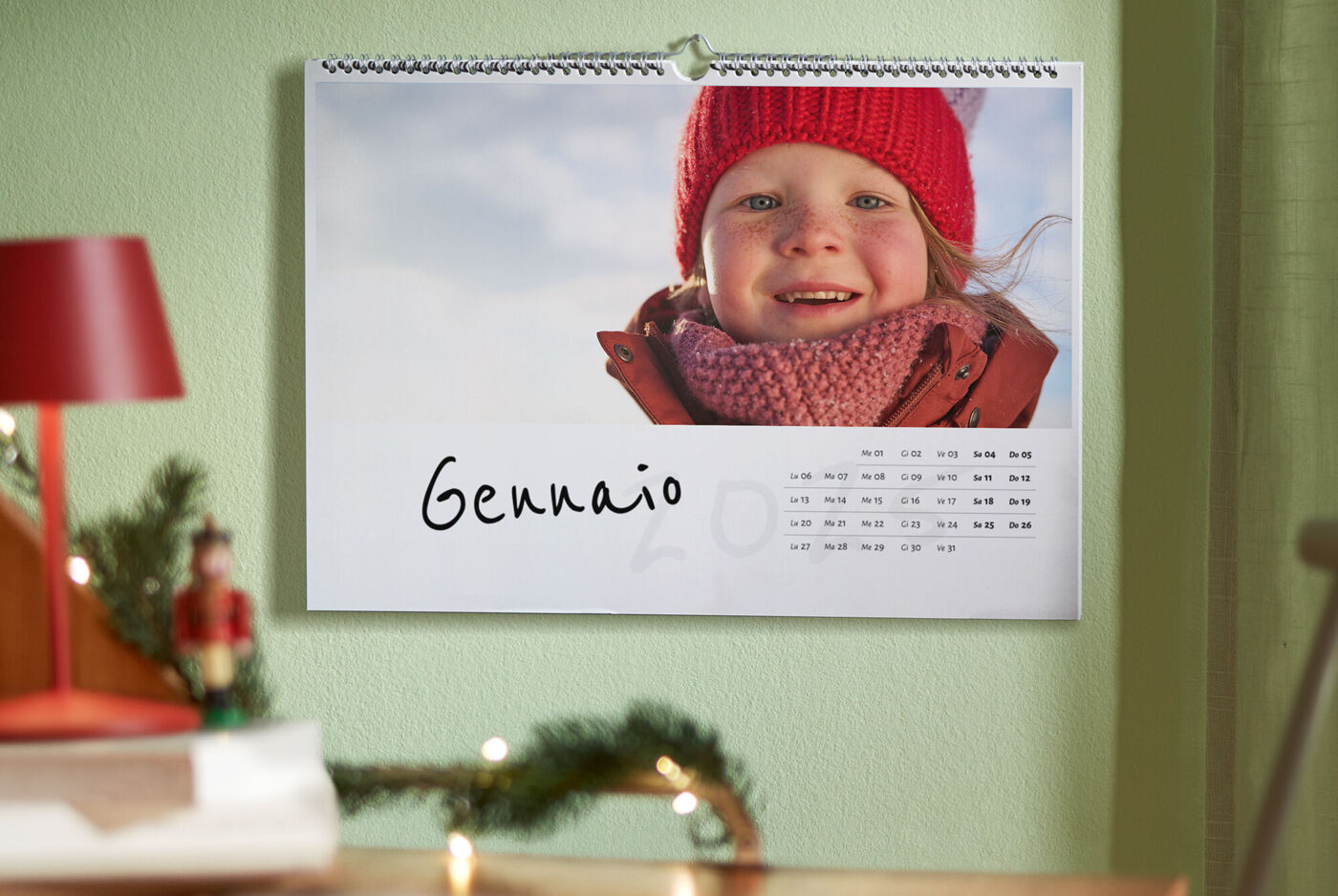 Pagina del calendario di gennaio con un'immagine e numeri grandi.