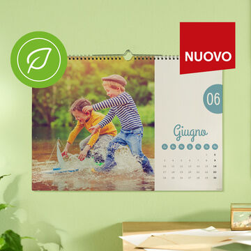 Calendario da parete in carta riciclata personalizzato con la foto di due bambini che giocano