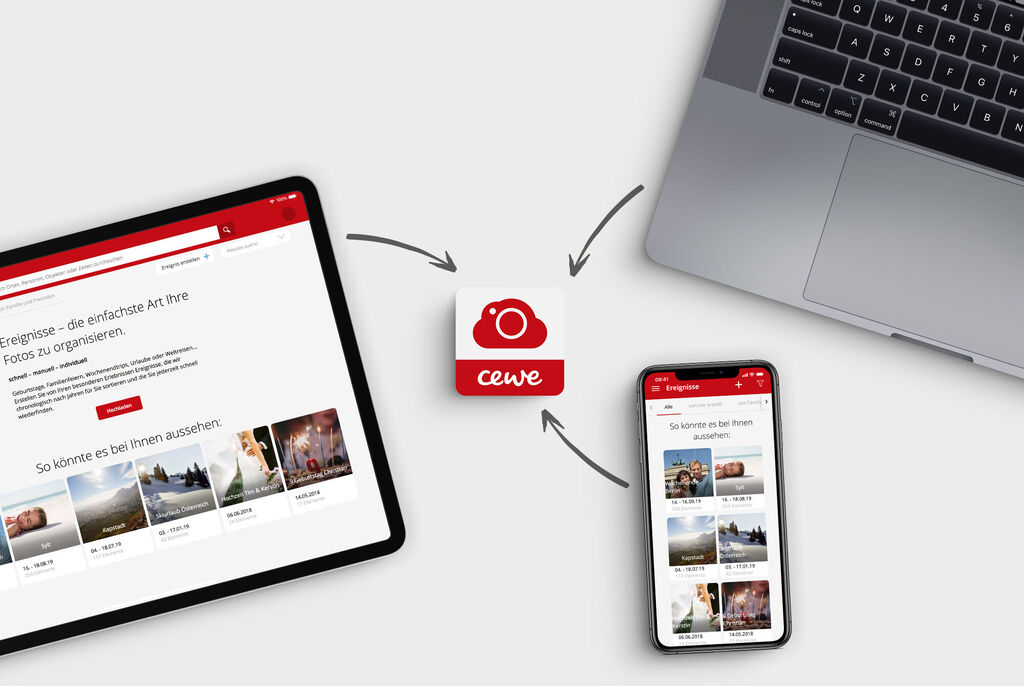 Zwei Geräte zeigen die CEWE Fotowelt-Website und die CEWE App zur Fotoorganisation.