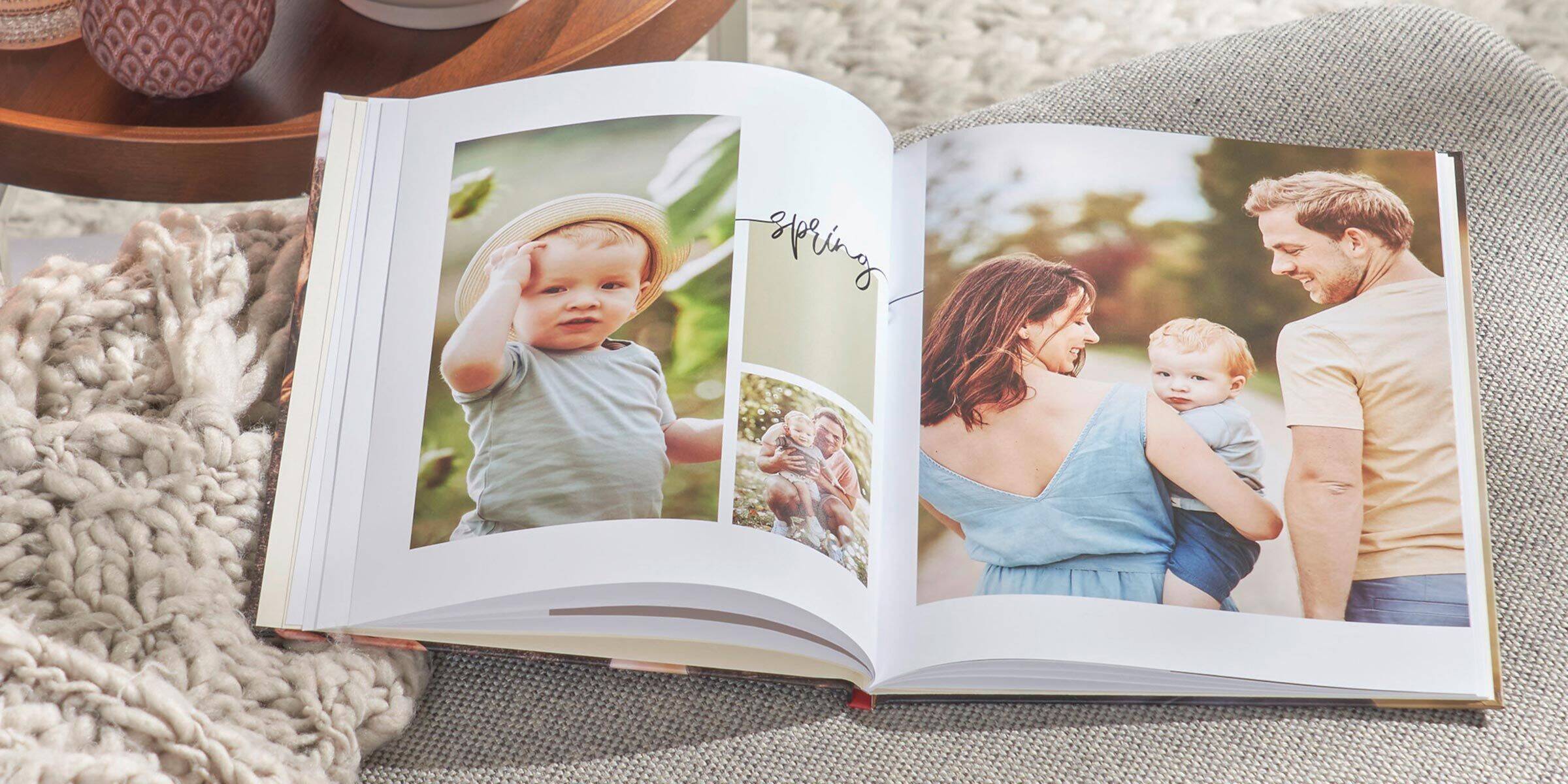 le pagine di un fotolibro di famiglia a tema primaverile