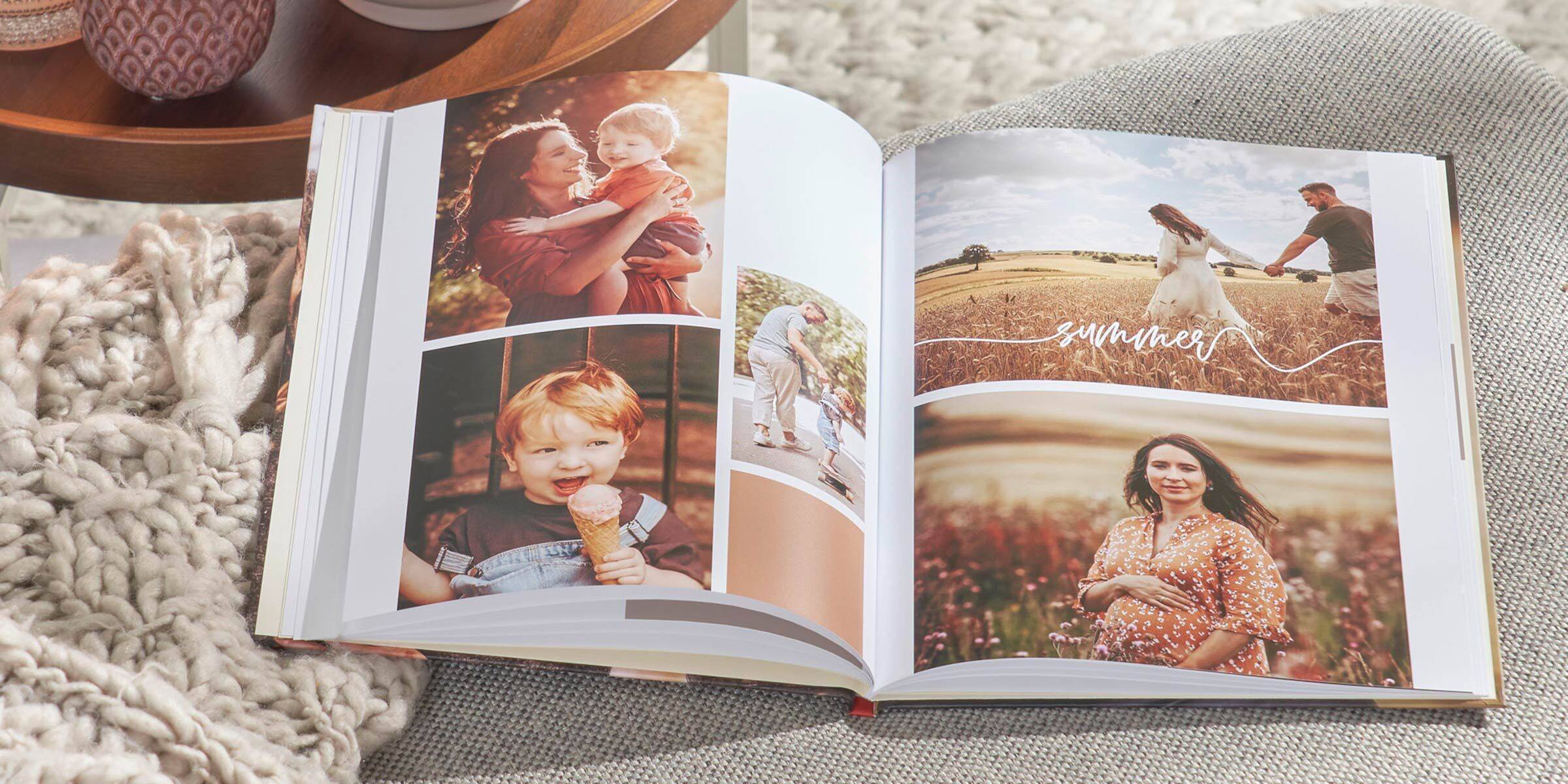 le pagine di un fotolibro di famiglia a tema estivo