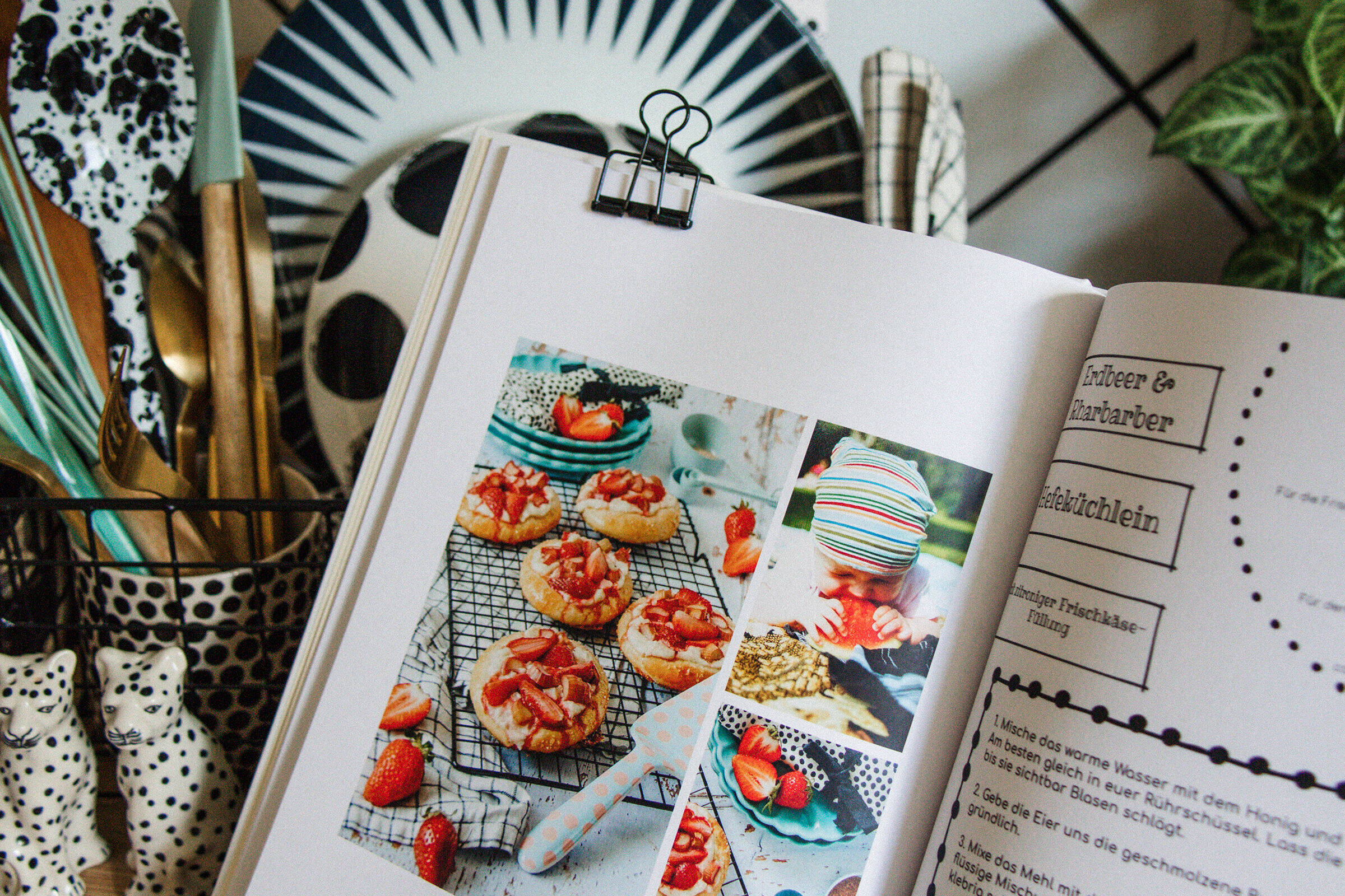 una pagina con foto di cibo in un fotolibro ricettario