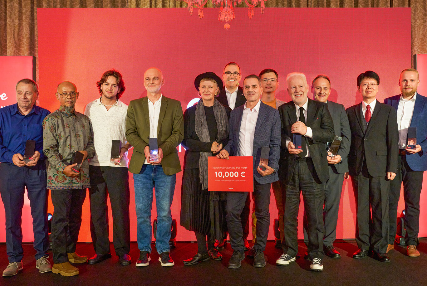 Gruppenfoto der CEWE Photo Award Jury und der Kategoriegewinner