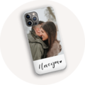Ein personalisiertes Handycase mit der Aufschrift 'I love you' und einem romantischen Hintergrund.