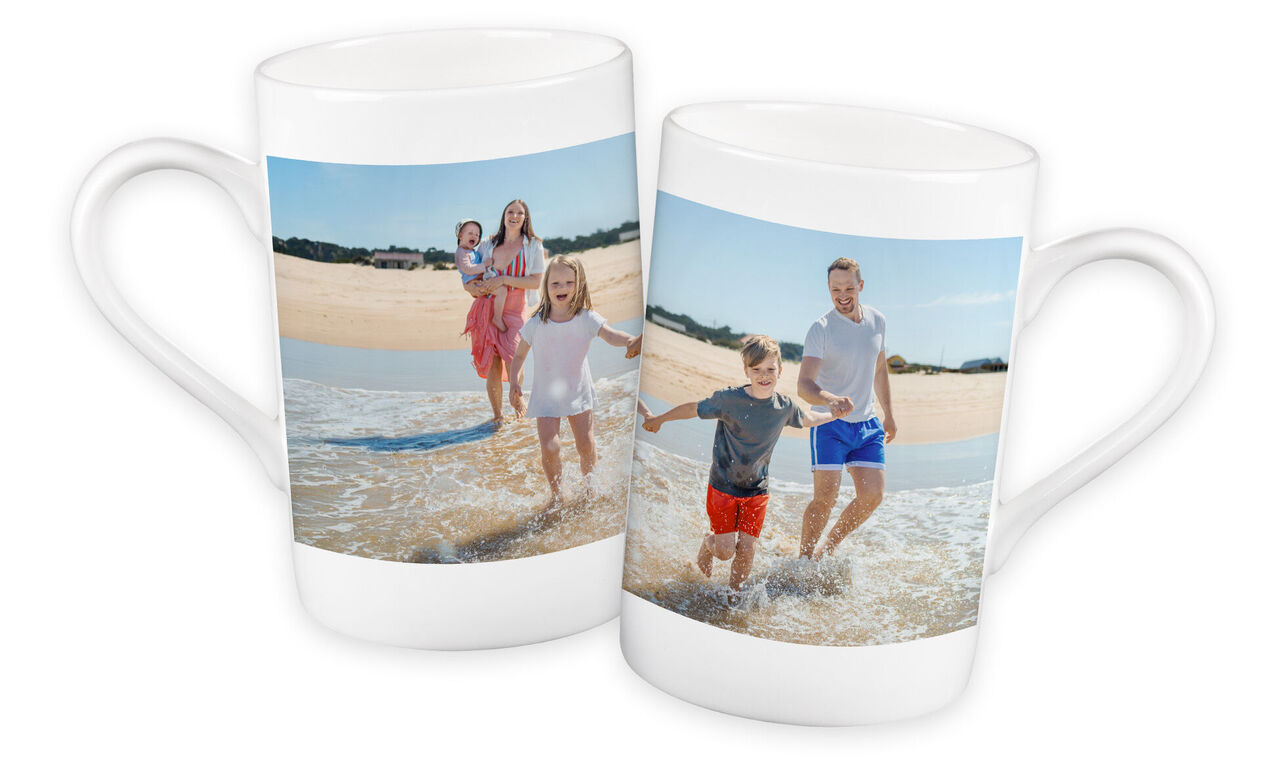 Eine Familie mit zwei Kindern am Strand. Sie gehen durch das Wasser und genießen einen sonnigen Tag.