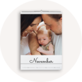Kalenderblatt für November mit einem Baby und seinen Eltern, die einen liebevollen Moment miteinander teilen